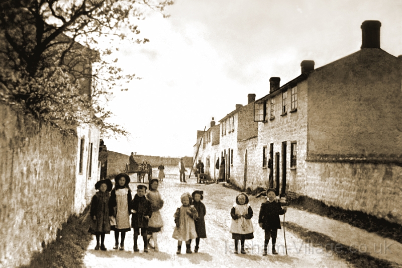 Islm2-Bowers-Ln9-copy.jpg - Bowers Lane in 1900 showing the clunch cottages